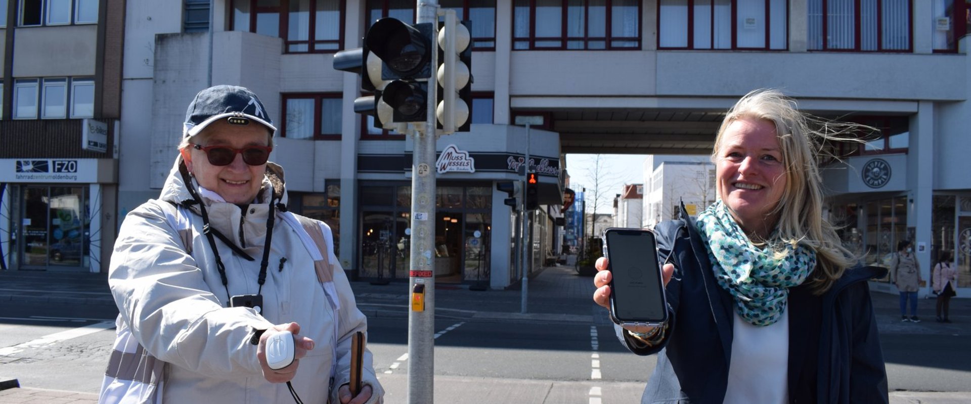 Sabine Görg (links) vom Behindertenbeirat und Annette Meyers, ehemalige Leiterin des Amtes für Verkehr und Straßenbau, stellten vor, wie das akustische Ampelsignal mit dem „Loc.id“-System beeinflusst werden kann. Foto: Stadt Oldenburg