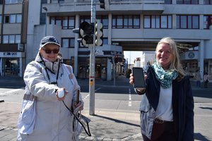 Sabine Görg (links) vom Behindertenbeirat und Annette Meyers, ehemalige Leiterin des Amtes für Verkehr und Straßenbau, stellten vor, wie das akustische Ampelsignal mit dem „Loc.id“-System beeinflusst werden kann. Foto: Stadt Oldenburg Sabine Görg (links) vom Behindertenbeirat und Annette Meyers, ehemalige Leiterin des Amtes für Verkehr und Straßenbau, stellten vor, wie das akustische Ampelsignal mit dem „Loc.id“-System beeinflusst werden kann. Foto: Stadt Oldenburg