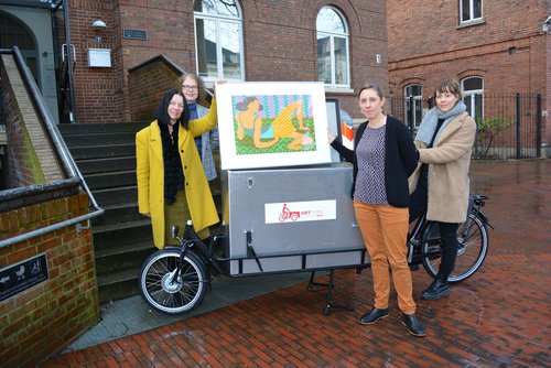 Bringen Kunst mit dem Lastenfahrrad zu den Menschen: (v.l.) Sabine Isensee, Hedwig Vavra-Sibum, Laura Keppel und Jaqueline Menke. 