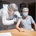Vorschau: Ein älterer Mann wird geimpft. Foto: Kampus Production/Pexels