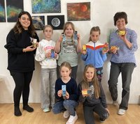 In einem Projekt unter der Leitung von Kunsttherapeutin und -pädagogin Heike Seiferth (2. Reihe, 1. von rechts) entstanden die neuesten Werke für den KinderKunstAutomaten. Foto: Stadt Oldenburg Foto: Stadt Oldenburg