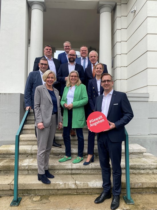 Vertreterinnen und Vertreter der Landkreise Ammerland, Cloppenburg, Friesland, Oldenburg, Vechta und Wesermarsch sowie der kreisfreien Städte Delmenhorst, Wilhelmshaven und Oldenburg unterstützen die Resolution „Null Toleranz bei Gewalt gegen Einsatzkräfte“ der DGUV. Foto: GUV Oldenburg