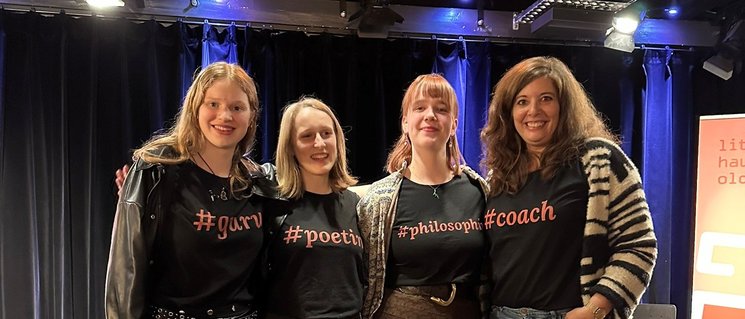 Rasha Khayat und die Poetinnen von morgen posieren für ein Gruppenfoto. Foto: Literaturhaus Oldenburg