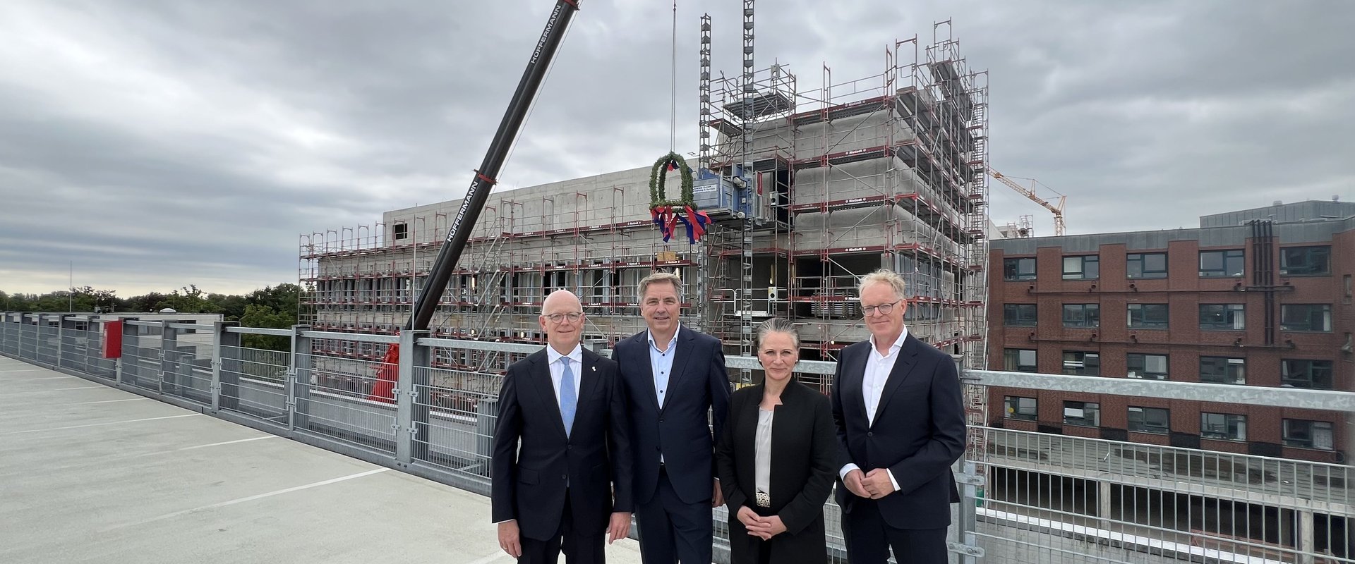 Große Freude beim Richtfest des Klinikum-Neubaus herrschte bei Rainer Schoppik (Kaufmännischer Vorstand des Klinikums), Oberbürgermeister Jürgen Krogmann, Prof. Dr. Andrea Morgner-Miehlke (Medizinische Vorständin des Klinikums) und Edzard Schultz (Heinle, Wischer und Partner). Foto: Stadt Oldenburg