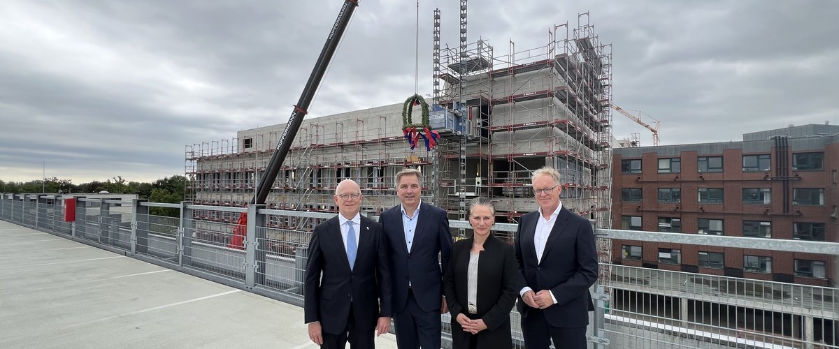 Große Freude beim Richtfest des Klinikum-Neubaus herrschte bei Rainer Schoppik (Kaufmännischer Vorstand des Klinikums), Oberbürgermeister Jürgen Krogmann, Prof. Dr. Andrea Morgner-Miehlke (Medizinische Vorständin des Klinikums) und Edzard Schultz (Heinle, Wischer und Partner). Foto: Stadt Oldenburg
