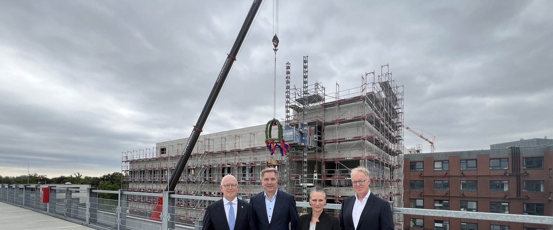 Große Freude beim Richtfest des Klinikum-Neubaus herrschte bei Rainer Schoppik (Kaufmännischer Vorstand des Klinikums), Oberbürgermeister Jürgen Krogmann, Prof. Dr. Andrea Morgner-Miehlke (Medizinische Vorständin des Klinikums) und Edzard Schultz (Heinle, Wischer und Partner). Foto: Stadt Oldenburg