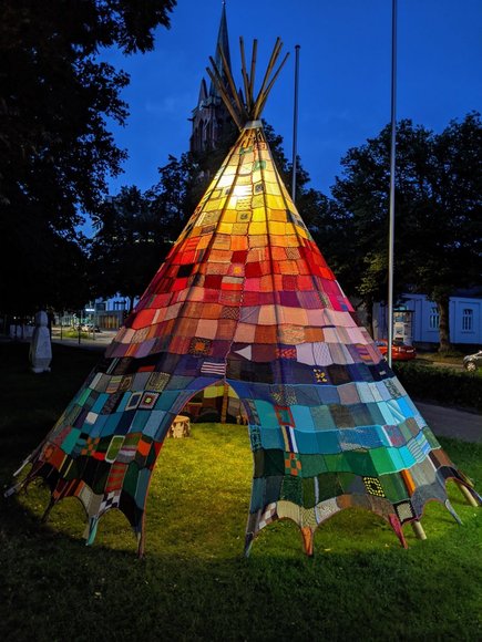 Das Tipi vor dem PFL mit der Kirche St. Peter im Hintergrund. Foto: Stadt Oldenburg