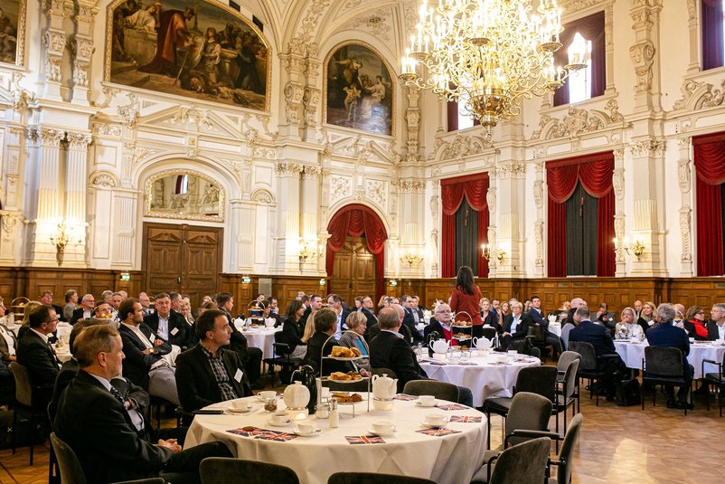 Teilnehmerinnen und Teilnehmer im Schlosssaal. Foto: LUKAS LEHMANN PHOTOGRAPHY