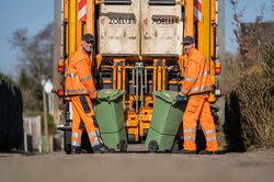 Zwei Kollegen des Abfallwirtschaftsbetriebs Stadt Oldenburg bei der Biotonnenleerung. Foto: Mohssen Assanimoghaddam