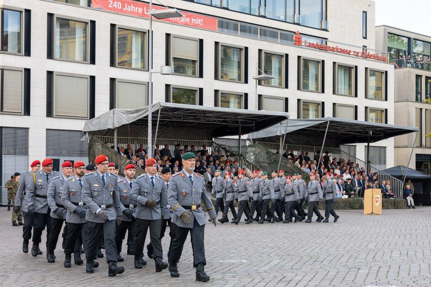 Soldatinnen und Soldaten marschieren. Foto: Sascha Stüber