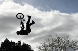 BMX-Show bei der Veranstaltung „Hallo Fahrrad!“ in Oldenburg. Foto: Hans-Jürgen Zietz