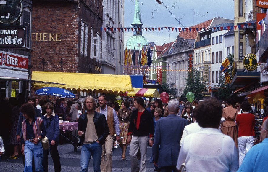 Stadtfest um 1985: Blick über die Lange Straße zum Lappan. Foto: Stadtmuseum
