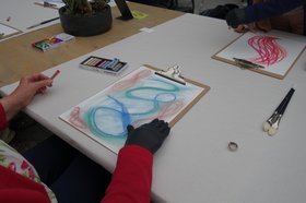 Zwei Teilnehmerinnen zeichnen mit Aquarellkreide. Foto: Stadt Oldenburg