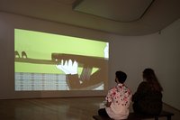 Besuchende vor einer Projektion in der Ausstellung Bilder pro Sekunde im Horst-Janssen-Museum. Foto: Andrey Gradetchliev