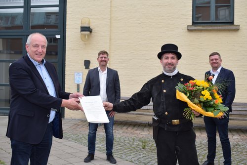 Peter Kuiper (2. von rechts) ist neuer Bezirksschornsteinfeger im Bereich Dietrichsfeld/Bürgerfelde. Zu seiner Ernennung gratulierten (von links) Michael Lorenz, Christian Aster und Michael Deeken. Foto: Stadt Oldenburg