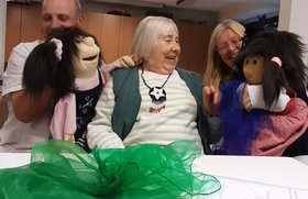 Handpuppenspiel Im Seniorenwohnheim. Foto: Annie We