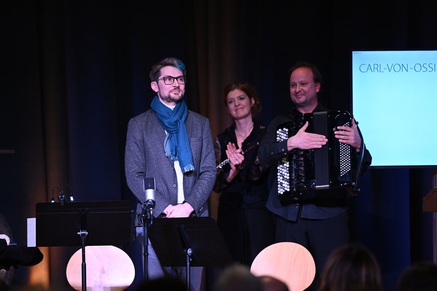 Komponist Étienne Haan nach der Uraufführung mit Delphine Roche und Marko Kassl. Foto: Mohssen Assanimoghaddam