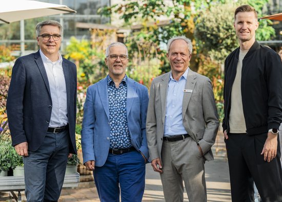 Freuten sich über einen gelungenen Abend (von links): Oberbürgermeister Jürgen Krogmann, Rainer Ostmann, Ralph Wilken, sowie Keynote-Speaker und DFB-Schiedsrichter Dr. Arne Aarnink. Foto: Imke Folkerts Foto: Imke Folkerts