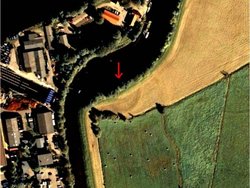 Luftbild vor den Ausgrabungsarbeiten: Der Ringwall zeichnet sich durch einen dunkleren Halbkreis ab. Quelle: Niedersächsisches Ministerium für Wissenschaft und Kultur Luftbild vor den Ausgrabungsarbeiten: Der Ringwall zeichnet sich durch einen dunkleren Halbkreis ab. Quelle: Niedersächsisches Ministerium für Wissenschaft und Kultur