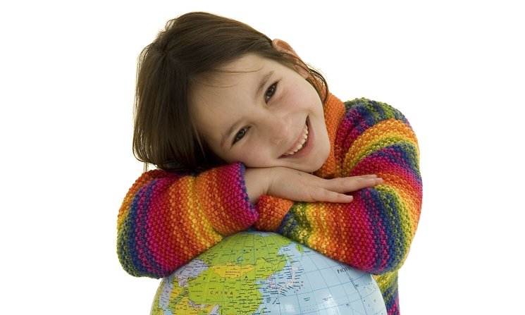 Mädche mit einem Globus im Arm. Foto: xavier gallego morel/Fotolia.com