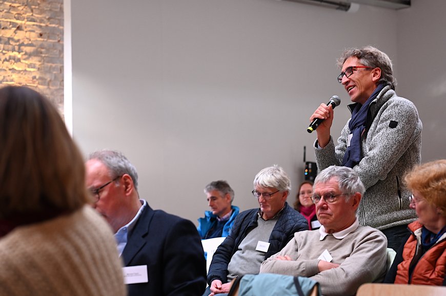 Teilnehmer aus dem Publikum stellt eine Frage. Foto: Jörg Hemmen