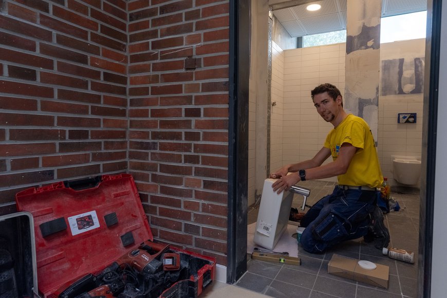 Handwerker bei der Einrichtung eines Bades. Foto: Sascha Stüber