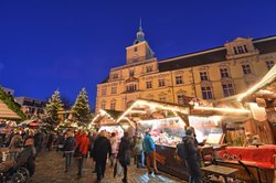 Weihnachtsmarkttreiben vor dem Oldenburger Schloss. Foto: Hans-Jürgen Zietz