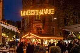 Blick auf den Oldenburger Lamberti-Markt, einen traditionellen Weihnachtsmarkt auf dem Rathausmarkt und dem nahen Schlossplatz. Foto: Sascha Stüber