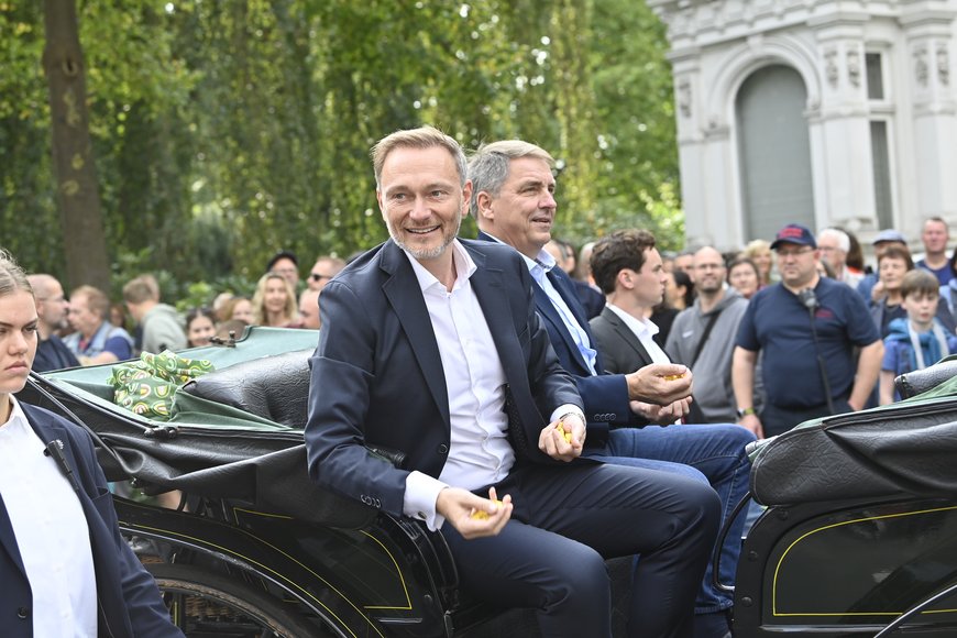 Bundesfinanzminister Christian Lindner wirft Bonbons. Foto: Sascha Stüber