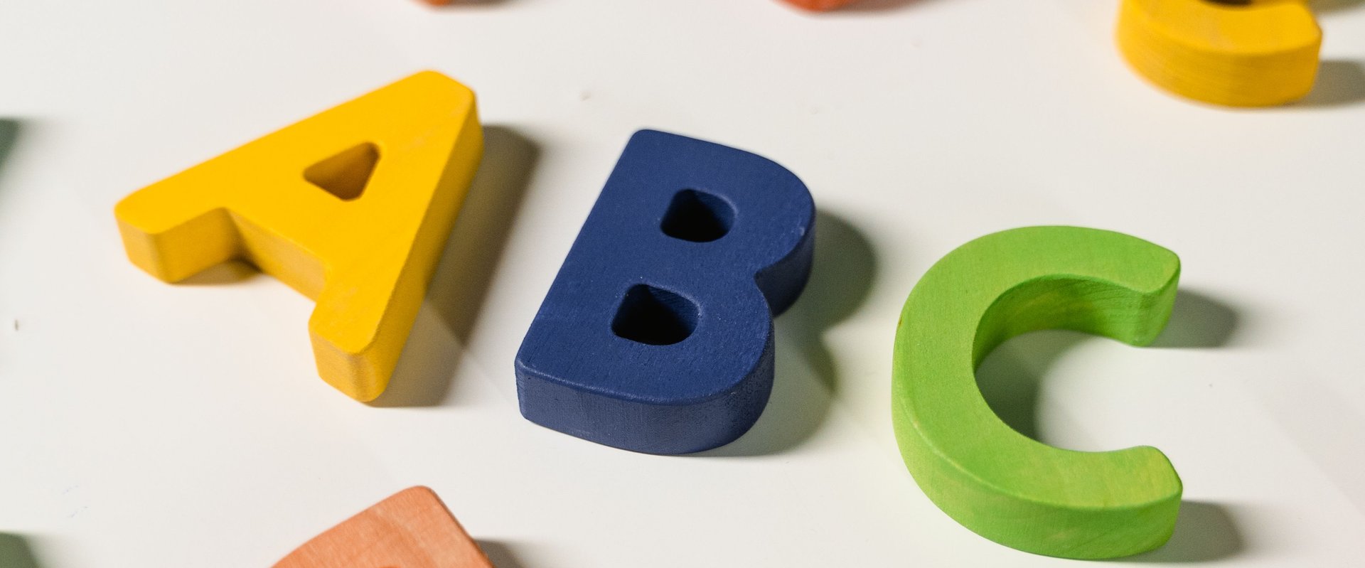 Bunte Buchstaben aus Holz. Foto: Mart-Production/Pexels