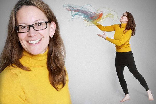 Frau mit Brille und gelbem Oberteil