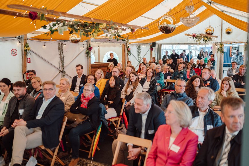 Das Publikum blickt gespannt zur Bühne. Foto: Florian Skupin