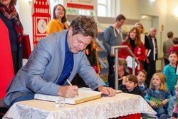 Robert Habeck trägt sich auf der KIBUM ins Goldene Buch der Stadt ein. Foto: Martin Remmers