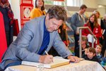Robert Habeck trägt sich auf der KIBUM ins Goldene Buch der Stadt ein. Foto: Martin Remmers