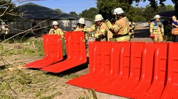 Die Einsatzkräfte der Ortsfeuerwehren Oldenburg bauen ein mobiles Hochwasserschutzsystem auf. Foto: Stadt Oldenburg Die Einsatzkräfte der Ortsfeuerwehren Oldenburg bauen ein mobiles Hochwasserschutzsystem auf. Foto: Stadt Oldenburg