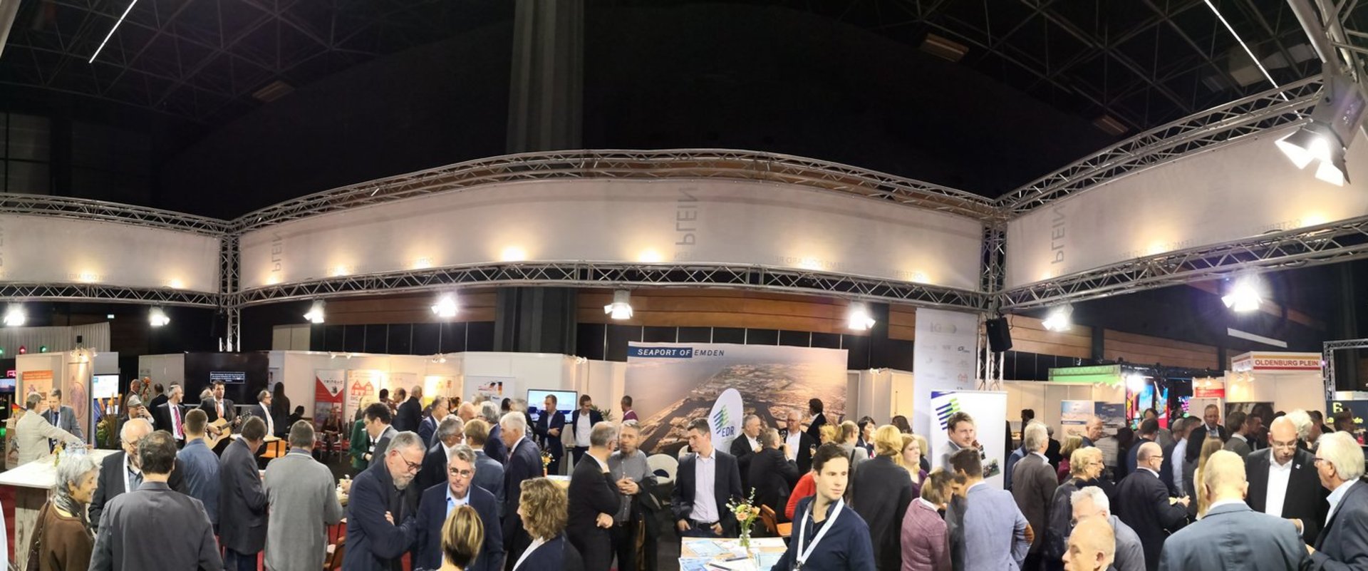 Viele Gäste nutzen den Empfang auf dem „No(o)rd Plein“ am ersten Messeabend der Promotiedagen, um sich zu vernetzen. Foto: Mario Rauch, EDR