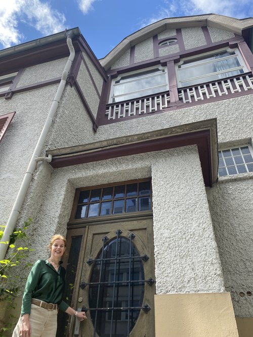 Museumsleiterin Dr. Jutta Moster-Hoos prüft einen möglichen Zugang für Besucher durch den Eingang der Ballin’schen Villa. Foto: Horst-Janssen-Museum Foto: Horst-Janssen-Museum