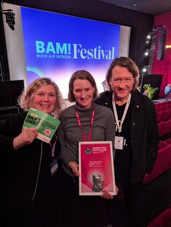 Lena Mäusezahl, Kerstin Frerichs und Tobias Kollmann (Coool Agency) mit der Auszeichnung „Local Heroes“. Foto: Kathrin Janout Lena Mäusezahl, Kerstin Frerichs und Tobias Kollmann (Coool Agency) mit der Auszeichnung „Local Heroes“. Foto: Kathrin Janout