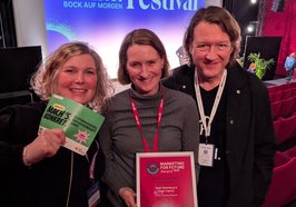 Lena Mäusezahl, Kerstin Frerichs und Tobias Kollmann (Coool Agency) mit der Auszeichnung „Local Heroes“. Foto: Kathrin Janout