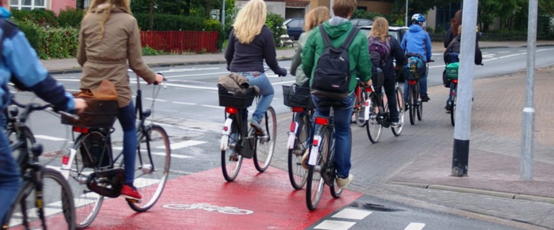 Schüler fahren mit dem Rad zur Schule an der Kreuzung Friedhofsweg/Ziegelhofstraße. Foto: Stadt Oldenburg