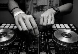 DJ am mixen. Foto: Pexels