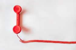Roter Telefonhörer mit Schnur. Foto: Negative Space/Pexels.com