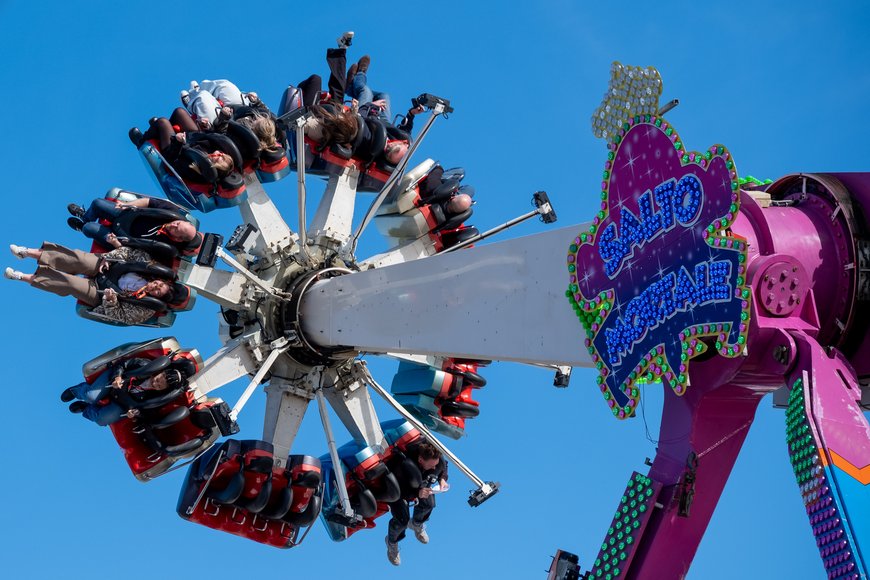 Die Looping-Schaukel „Salto Mortale“ beim Presserundgang zum Kramermarkt 2025. Foto: Sascha Stüber