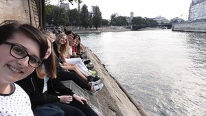 Schülerinnen und Schüler der Liebfrauenschule beim Picknick an der Seine. Foto: Liebfrauenschule Schülerinnen und Schüler der Liebfrauenschule beim Picknick an der Seine. Foto: Liebfrauenschule
