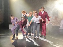 Szenenbild aus „The Creature“, junge Menschen mit Masken. Foto: Oldenburgisches Staatstheater Junge Menschen mit Masken, die die Augenpartien bedecken, auf einer Bühne, im Hintergrund ist Kunstnebel. Foto: Oldenburgisches Staatstheater