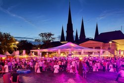 Essen am Schloss 2022 auf dem Schlossplatz in Oldenburg. Foto: Hans-Jürgen Zietz