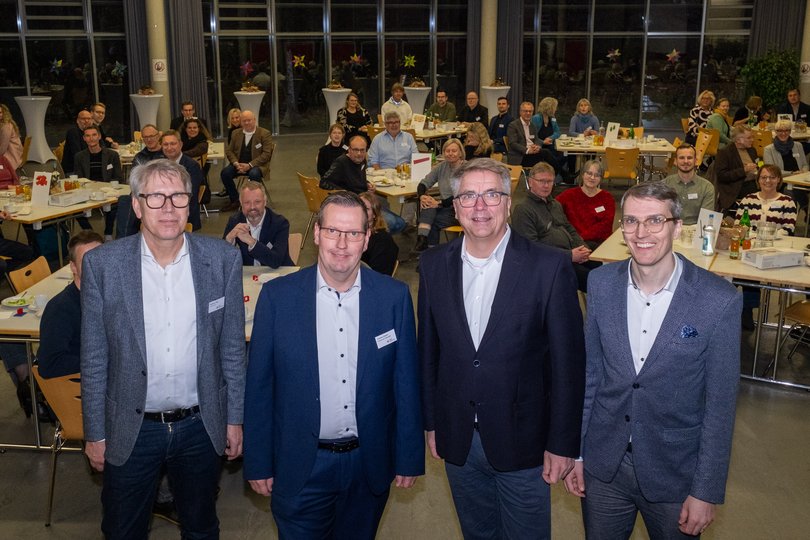 Schulamtsleiter Matthias Welp (von links), Andreas Diercks von der Oberschule Ofenerdiek, Oberbürgermeister Jürgen Krogmann und Stadtrat Holger Denckmann. Foto: Sascha Stüber Schulamtsleiter Matthias Welp (von links), Andreas Diercks von der Oberschule Ofenerdiek, Oberbürgermeister Jürgen Krogmann und Stadtrat Holger Denckmann. Foto: Sascha Stüber
