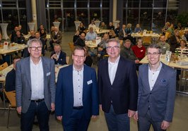 Schulamtsleiter Matthias Welp (von links), Andreas Diercks von der Oberschule Ofenerdiek, Oberbürgermeister Jürgen Krogmann und Stadtrat Holger Denckmann. Foto: Sascha Stüber