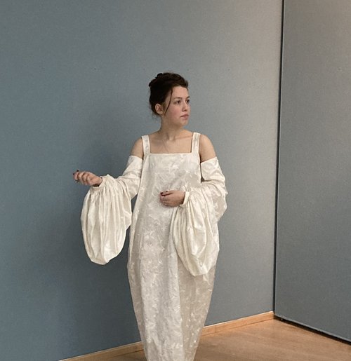 FSJlerin Liv-Merrith Heidhoff präsentiert das ILNA-Reformkleid. Foto: Horst-Janssen-Museum