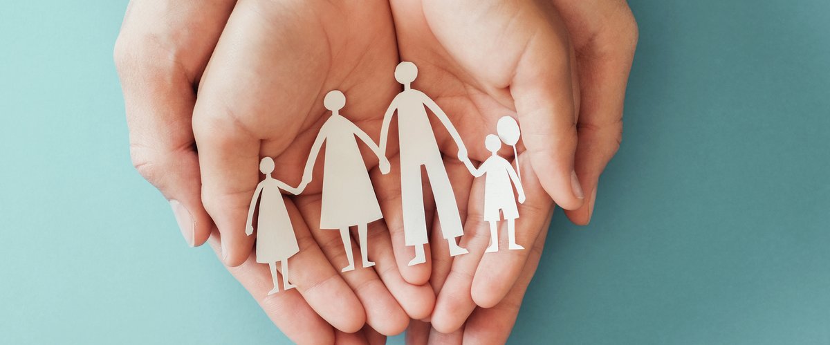 Familien-Figuren werden von Händen gehalten. Foto: sewcream/AdobeStock